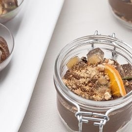 Mousse al cioccolato con gelee’ di zenzero e crumble di nocciole Mousse al cioccolato con gelee’ di zenzero e crumble di nocciole