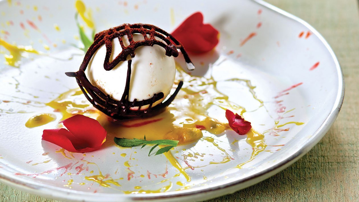 Panna Cotta al peperoncino e cioccolato croccante su purea di frutto della passione – - Ricetta