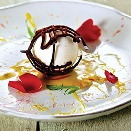 Panna Cotta al peperoncino e cioccolato croccante su purea di frutto della passione Panna Cotta al peperoncino e cioccolato croccante su purea di frutto della passione