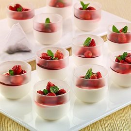 Panna Cotta al tè verde, con fragoline e menta Panna Cotta al tè verde, con fragoline e menta