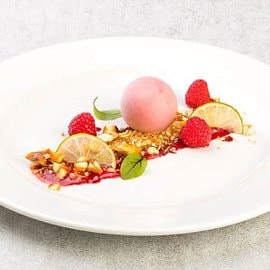 Pannacotta al lampone con croccante al caramello e lime candito