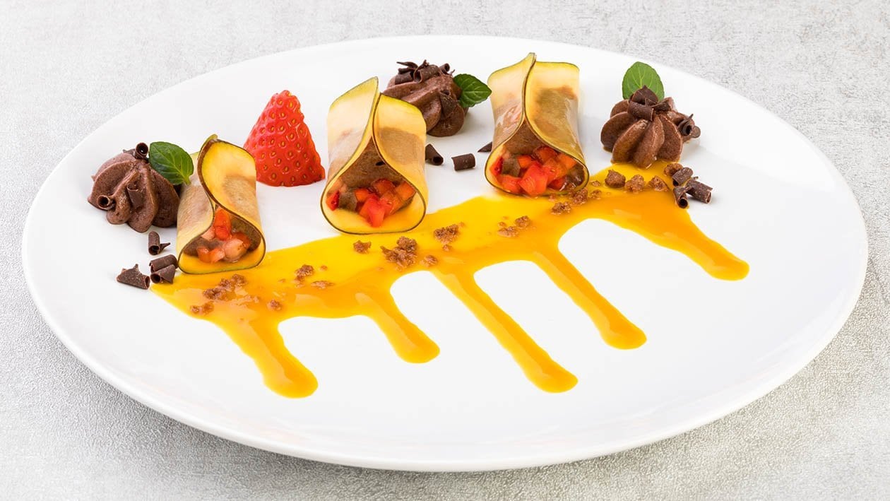 Ravioli di mango farciti con mousse al cioccolato e fragole, in salsa al coulis di mango e maraschino – - Ricetta