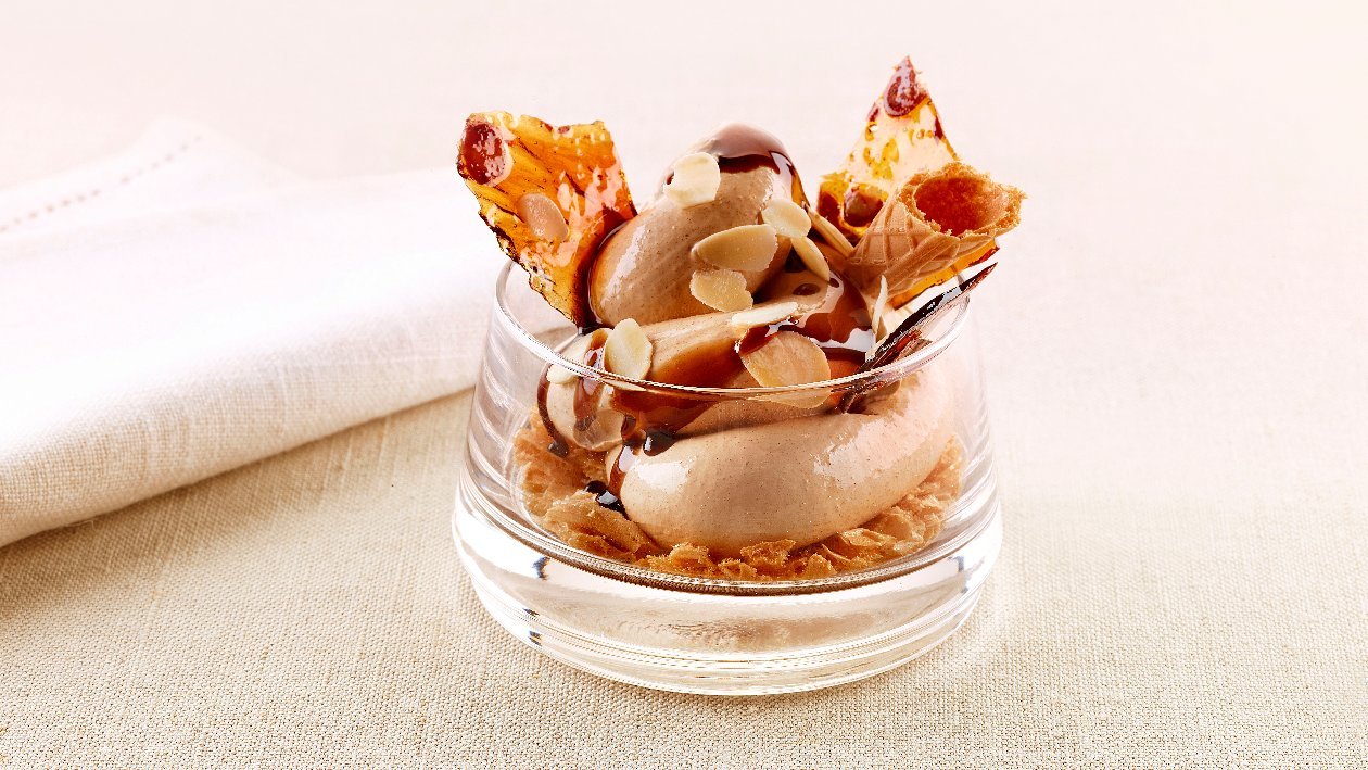 Sorbetto al caffè con latte e crumble di mandorla con cono gelato sbriciolato