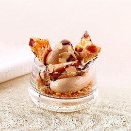 Sorbetto al caffè con latte e crumble di mandorla con cono gelato sbriciolato