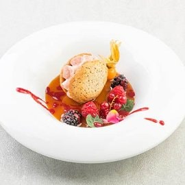 Spuma di crema catalana ai frutti rossi, caramello salato e rum con cookies ai semi nobili Spuma di crema catalana ai frutti rossi, caramello salato e rum con cookies ai semi nobili