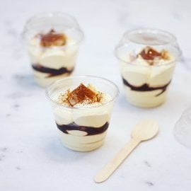 Spuma di tiramisù con topping al cacao Spuma di tiramisù con topping al cacao