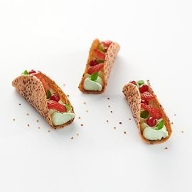 Tacos di quinoa e semi di lino  con panna al pistacchio e frutti rossi