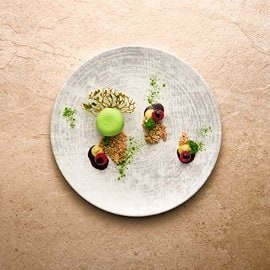 Tirami-tè crema al tiramisù al tè verde, lamponi e crumble allo zucchero di canna e cannella Tirami-tè crema al tiramisù al tè verde, lamponi e crumble allo zucchero di canna e cannella