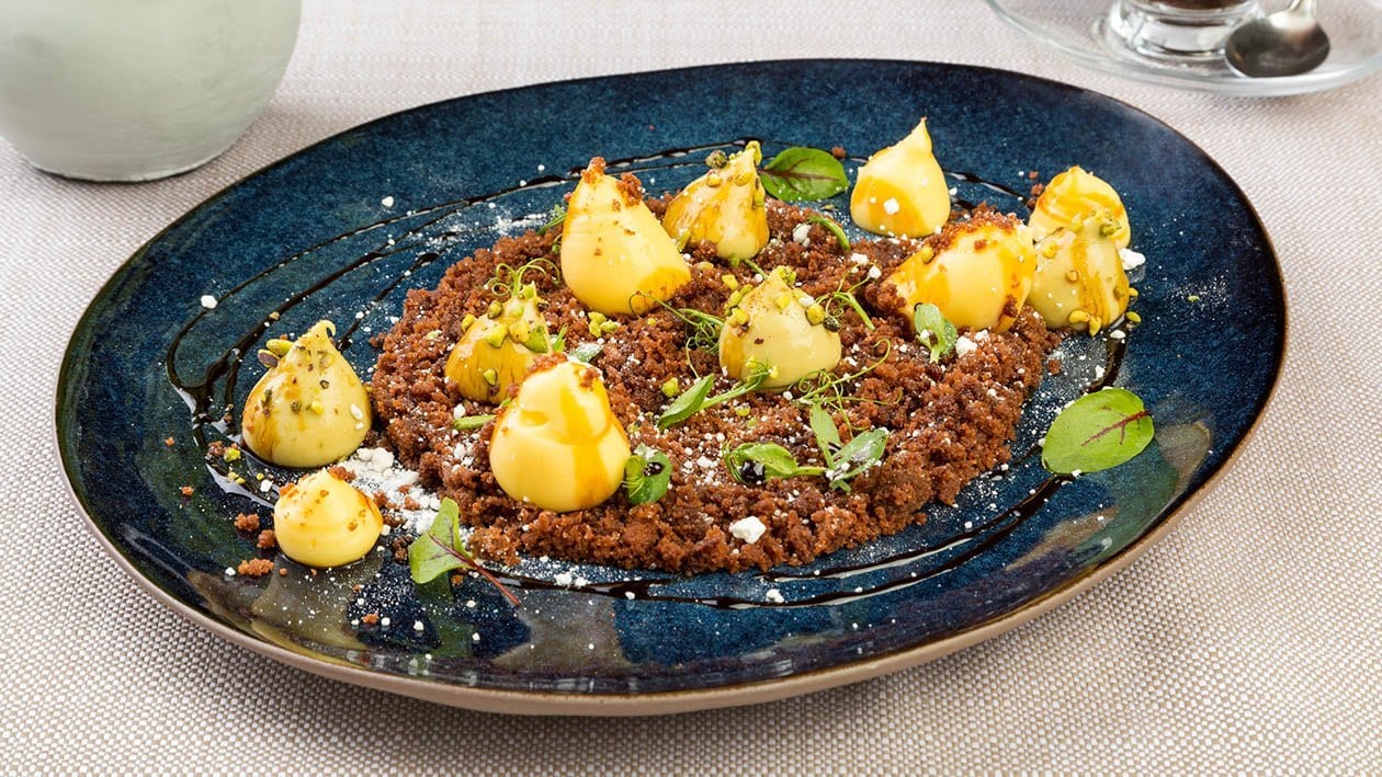 Tiramisù al pistacchio, terra al cacao e salsa al vincotto (terramissù) con germogli di erbette