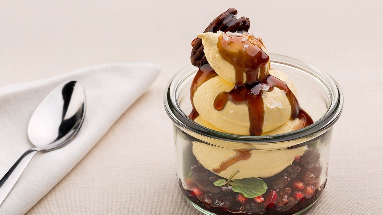 tiramisù gluten free al rum con melagrana, caramello salato e noci Pecan