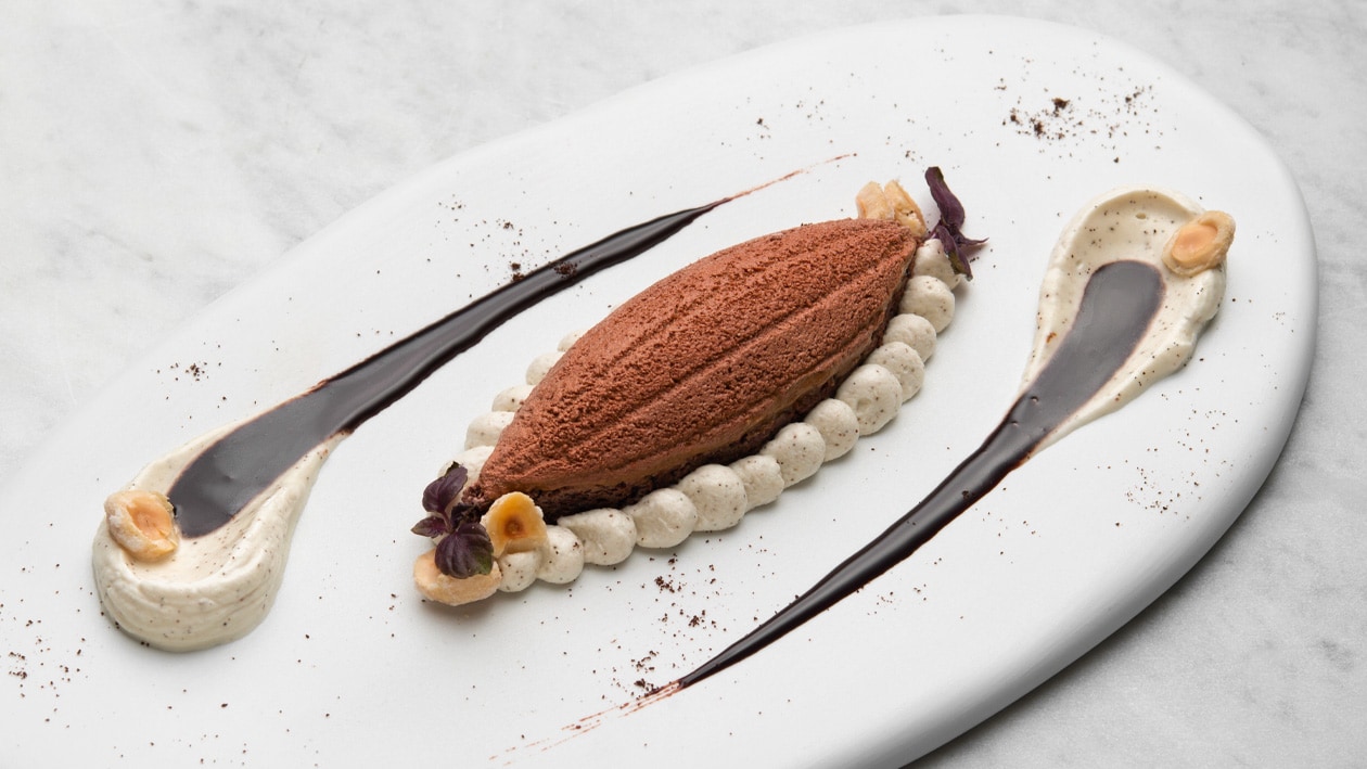 Torta brownie con mousse al cioccolato e nocciole tostate – - Ricetta