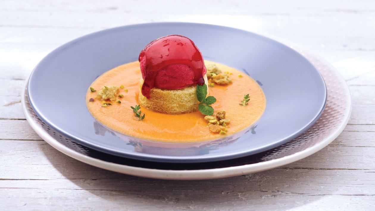 Zuppetta di melone e timo con cubo di torta paradiso e sorbetto ai frutti di bosco e crumble – - Ricetta