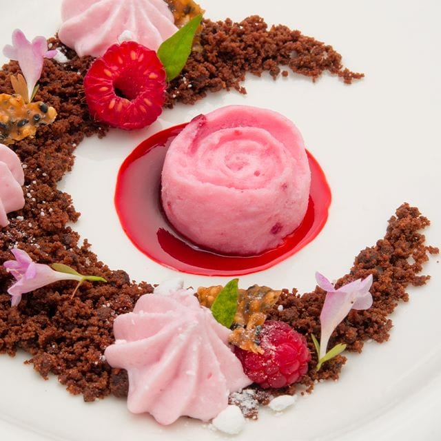 Lampone in mousse e semifreddo a doppia consistenza con topping ai frutti di bosco Lampone in mousse e semifreddo a doppia consistenza con topping ai frutti di bosco