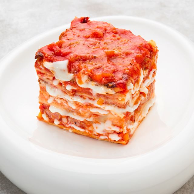 Lasagna con besciamella e ragù Lasagna con besciamella e ragù
