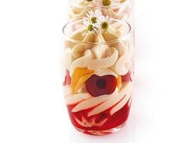 mousse al cioccolato bianco, ciliegia e fiori di camomilla mousse al cioccolato bianco, ciliegia e fiori di camomilla