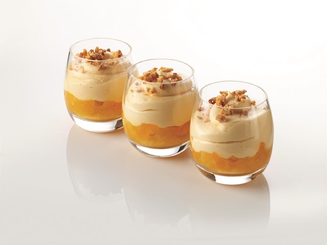 Mousse al mango con croccante di noci pecan Mousse al mango con croccante di noci pecan