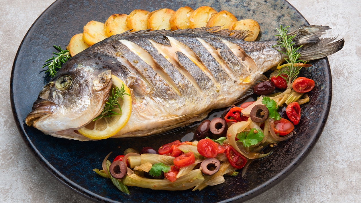 Orata al forno con patate, olive, pomodorini, finocchi e sedano – - Ricetta