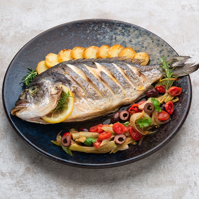 Orata al forno con patate, olive, pomodorini, finocchi e sedano Orata al forno con patate, olive, pomodorini, finocchi e sedano