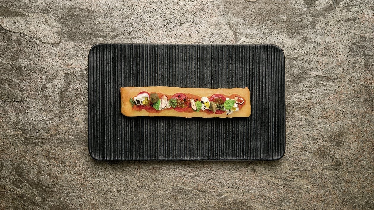 “Hot-pizza gourmet” con salsa al peperone e tabasco, caviale di pesto e olio d’oliva, fiocchi di latte e polvere di capperi – - Ricetta
