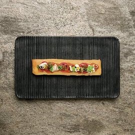 “Hot-pizza gourmet” con salsa al peperone e tabasco, caviale di pesto e olio d’oliva, fiocchi di latte e polvere di capperi “Hot-pizza gourmet” con salsa al peperone e tabasco, caviale di pesto e olio d’oliva, fiocchi di latte e polvere di capperi