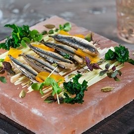 Alici fumè al cardamomo con cavolo nero e bottarga Alici fumè al cardamomo con cavolo nero e bottarga