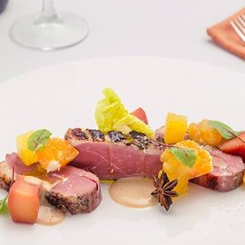 Anatra arrostita con chutney di ananas, peperoni e salsa all'anice Anatra arrostita con chutney di ananas, peperoni e salsa all'anice