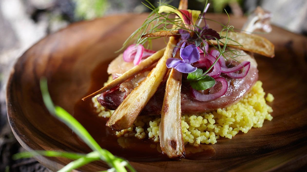 anatra confit con cous cous, insalata di erbe e "vadouvan" – - Ricetta