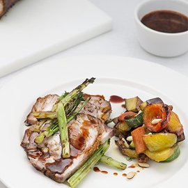 Arrosto di maiale alla senape e miele, finocchio selvatico su caponata di verdure e salsa al vino cotto Arrosto di maiale alla senape e miele, finocchio selvatico su caponata di verdure e salsa al vino cotto