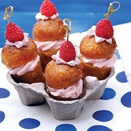 Babà al limoncello con spuma di panna cotta ai lamponi