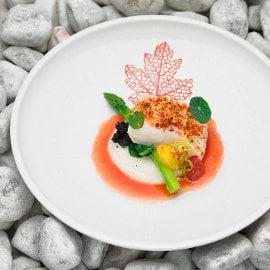 Baccalà al vapore all’Ibisco con il suo infuso con polentina di mais bianco, pomodorini agrumati e asparagi verdi