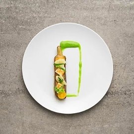 Barchetta di melanzane arrostita all'olio di sesamo con tofu croccante, cavolfiore e salsa verde Barchetta di melanzane arrostita all'olio di sesamo con tofu croccante, cavolfiore e salsa verde
