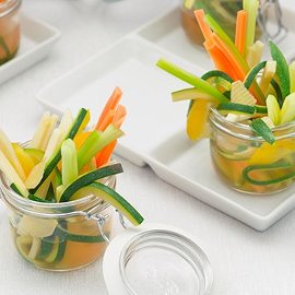 Bastoncini di verdure bollite in brodo allo zenzero