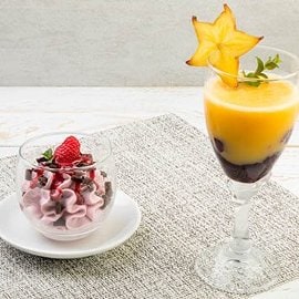 Bellini al mango con ciliegia al maraschino, con mousse ai lamponi e scaglie di cioccolato Bellini al mango con ciliegia al maraschino, con mousse ai lamponi e scaglie di cioccolato