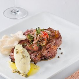 Bistecca di vitello sottovuoto alla papaya con quenelle di patate al cardamomo e chips di riso Bistecca di vitello sottovuoto alla papaya con quenelle di patate al cardamomo e chips di riso