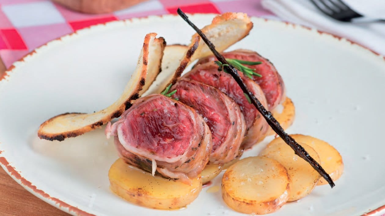 Black angus con patate alla vaniglia e sfoglie di pane – - Ricetta