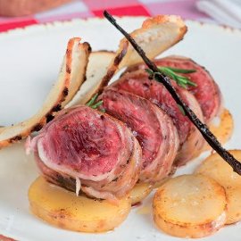Black angus con patate alla vaniglia e sfoglie di pane Black angus con patate alla vaniglia e sfoglie di pane