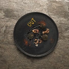 “Black out” bon bon di seppia al carbone vegetale, polvere di peperone affumicato e maionese al nero di seppia e habanero “Black out” bon bon di seppia al carbone vegetale, polvere di peperone affumicato e maionese al nero di seppia e habanero