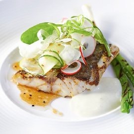 Branzino alla griglia con insalata croccante e wasabi Branzino alla griglia con insalata croccante e wasabi