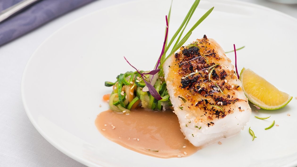 Branzino in crosta alla brace con spaghetti di verdure, salsa di soia e sesamo – - Ricetta