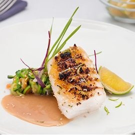 Branzino in crosta alla brace con spaghetti di verdure, salsa di soia e sesamo Branzino in crosta alla brace con spaghetti di verdure, salsa di soia e sesamo