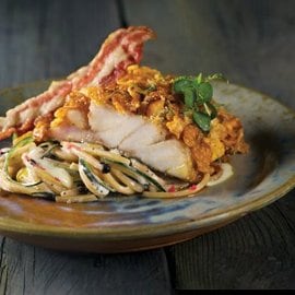 Branzino in crosta di patate e corn flakes su spaghetti integrali alla carbonara di wasabi Branzino in crosta di patate e corn flakes su spaghetti integrali alla carbonara di wasabi