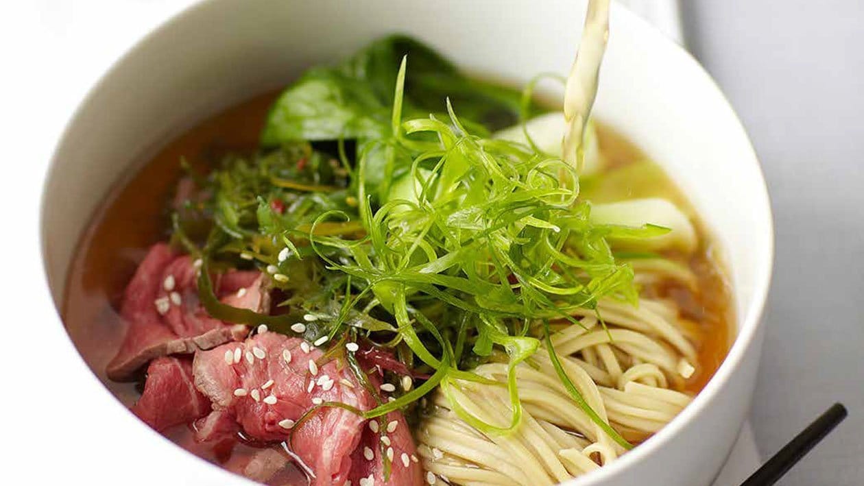 Brodo con tonno essiccato noodles di soba, cavolo cinese e cipollotti – Ricetta