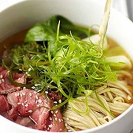 Brodo con tonno essiccato noodles di soba, cavolo cinese e cipollotti Brodo con tonno essiccato noodles di soba, cavolo cinese e cipollotti