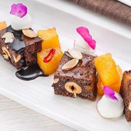 Brownie con ananas arrostita al miele e peperoncino Brownie con ananas arrostita al miele e peperoncino