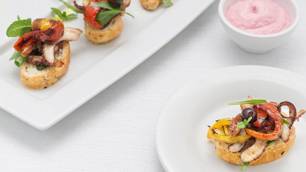 Bruschetta di pane senza glutine con polpo, peperoni arrosto alla menta e maionese al lampone – - Ricetta
