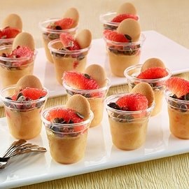 Budino alla vaniglia, con pompelmo rosa, lingue di gatto e semi di girasole