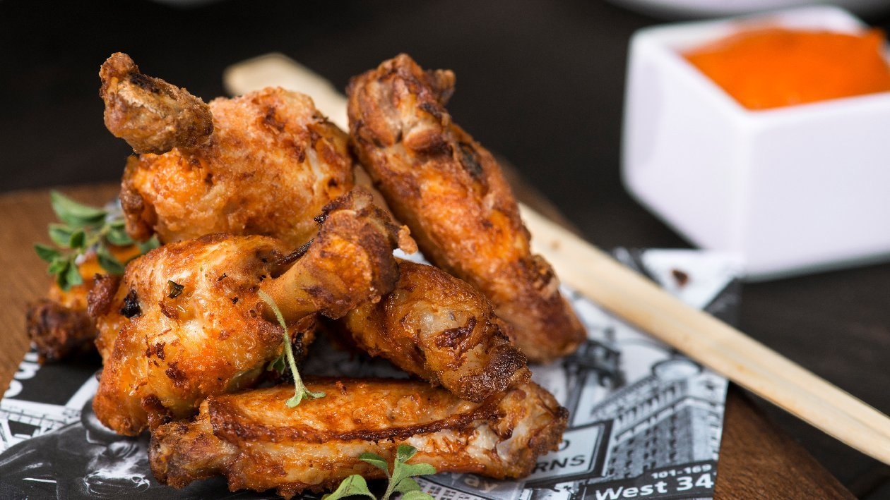 Buffalo wings al peperone e tabasco, yogurt con peperoni cruschi e crispy – - Ricetta