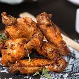 Buffalo wings al peperone e tabasco, yogurt con peperoni cruschi e crispy Buffalo wings al peperone e tabasco, yogurt con peperoni cruschi e crispy