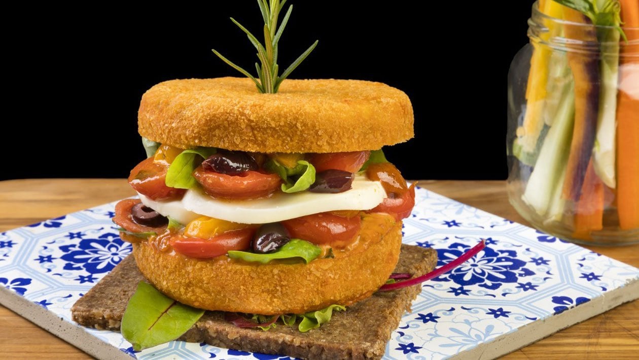 Burger di melanzana panato e fritto, pomodorino infornato, olive taggiasche, provola fusa salsa pomodoro secco e basilico e maionese delux – Ricetta