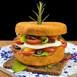 Burger di melanzana con pomodorino infornato Burger di melanzana con pomodorino infornato
